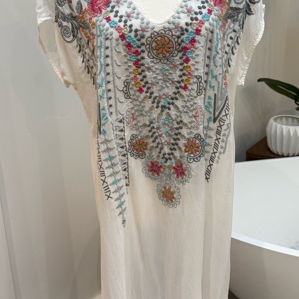 Johnny Was White Tunic with Gray and Coral Embroidered Floral Motif